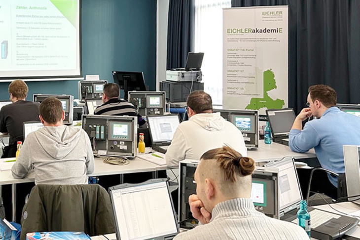 View into a Simatic S7 training room with many participants