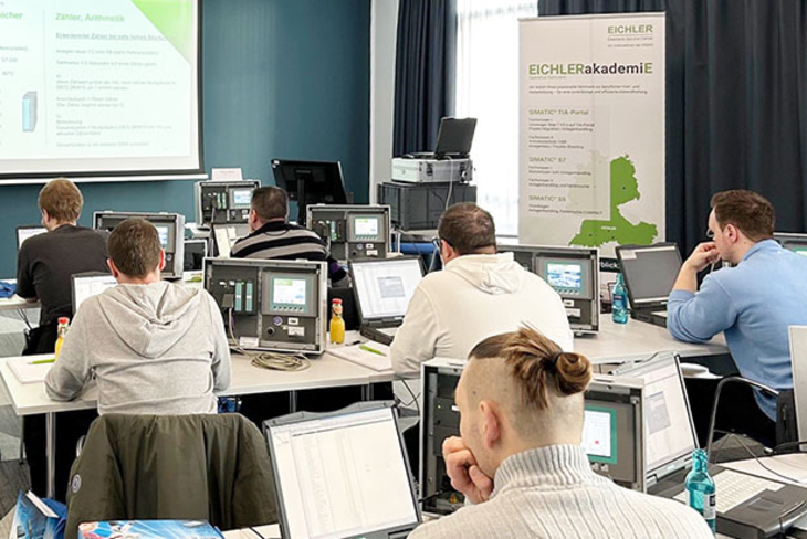 Blick in einen Simatic S7 Schulungsraum mit vielen Teilnehmern