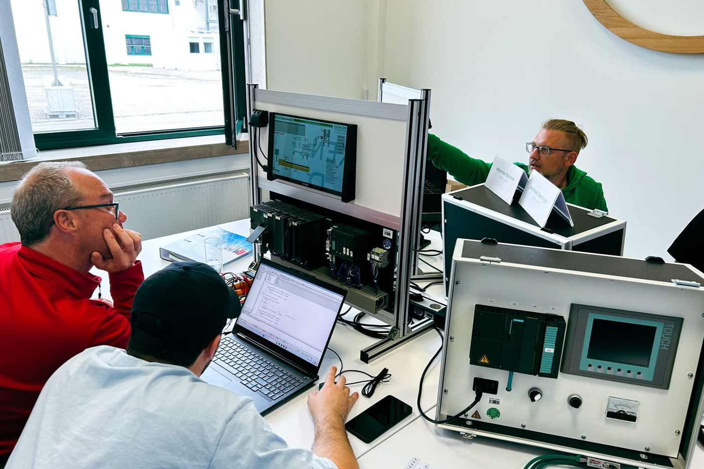 Instandhalter bei Zott arbeiten an einem Eichler Simatic S7 Schulungsrack