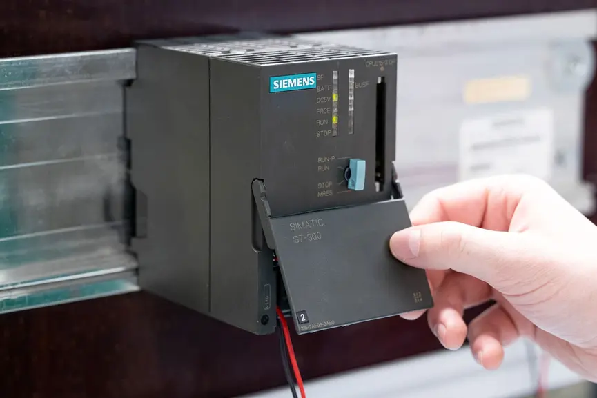 Schritt 6: Überprüfung der Siemens SIMATIC S7-300 nach Batteriewechsel – Systemuhr kontrollieren und bei Bedarf neu stellen; gespeicherte Merker, Zeiten und Zähler bleiben erhalten, wenn die CPU unter Spannung war. Ein kurzer Funktionstest bestätigt den erfolgreichen Wechsel.