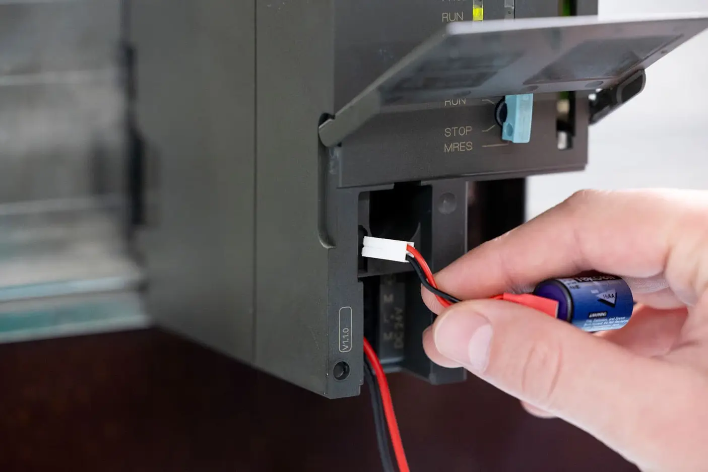 Schritt 3: Entfernen der Siemens SIMATIC S7-300 Pufferbatterie mit Kabelverbindung durch Lösen des verpolungssicheren Steckers von der CPU, dabei Kontaktflächen und Kabel schonend behandeln.