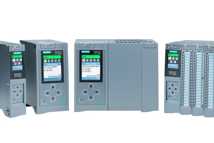 4 Siemens Simatic S7 Baugruppen als Freisteller bebeneinander dargestellt