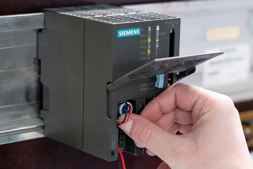 Schritt 5: Kontrolle der Siemens SIMATIC S7-300 Pufferbatterie nach dem Einsetzen; die BATF-LED muss ausgehen – bleibt sie rot, weist das auf eine entladene Batterie, falsche Polarität oder Kontaktprobleme hin.