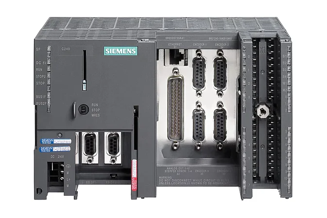 Frontansicht einer Siemens Simatics S7-300 Baugruppe mit geöffneter Klappe