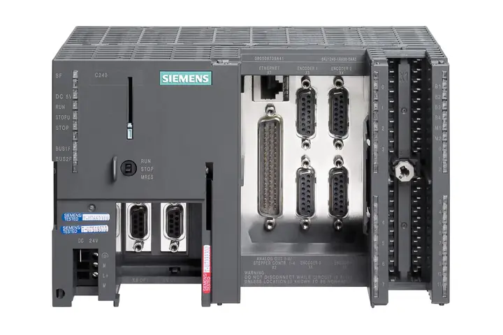 Frontansicht einer Siemens Simatics S7-300 Baugruppe mit geöffneter Klappe