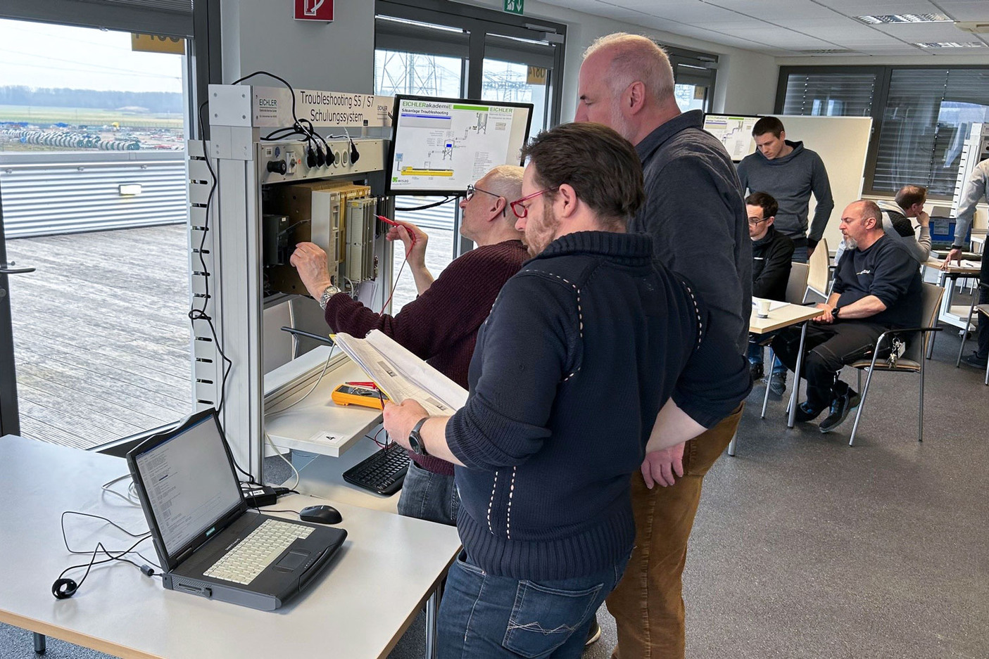 Instanhalter von EnBW vor einem Simatic S5 Schulungsrack