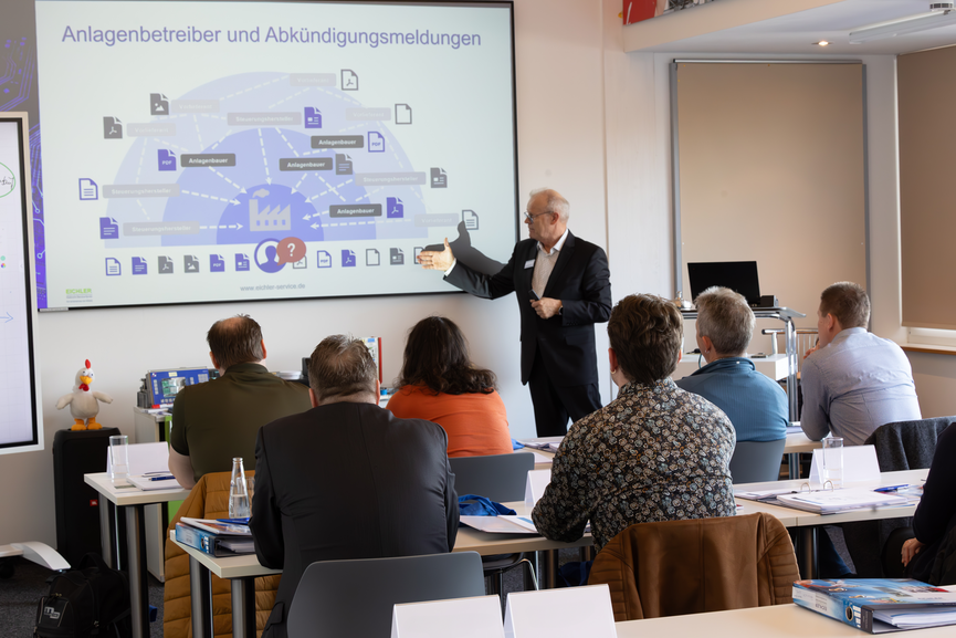 Eichler Seminarleiter erklärt den Teilnehmern eine Infografik