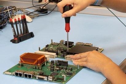 Siemens Elektronik Platine liegt auf dem Tisch und wird repariert
