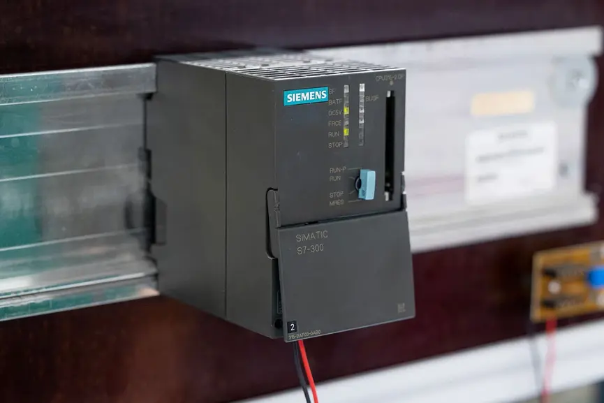 Schritt 7: Dokumentation des Batteriewechsels an der Siemens SIMATIC S7-300 mit Eintrag von Datum, CPU-Seriennummer und Batterietyp im Wartungsplan; anschließende umweltgerechte Entsorgung der alten Pufferbatterie als Sonderabfall.