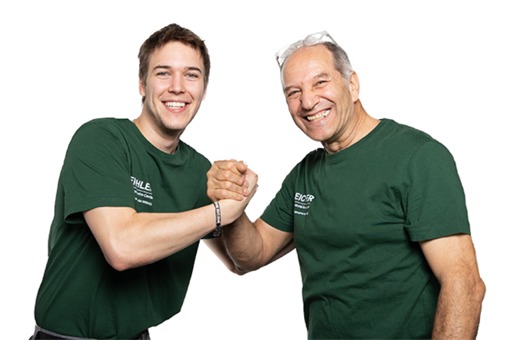 Zwei Eichler Techniker Klatschen sich nach erfolgreicher Reparatur ab