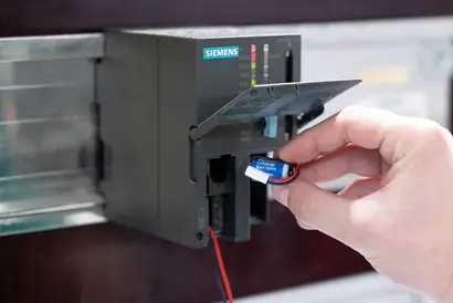 Einsetzen der neuen Siemens SIMATIC S7-300 Pufferbatterie mit korrekter Polarität in das Batteriefach; bei verkabelter Ausführung zuerst Stecker mit CPU verbinden, dann Batterie einschieben und Abdeckung schließen. Der Wechsel sollte zügig erfolgen, um die interne Pufferung der CPU zu erhalten.