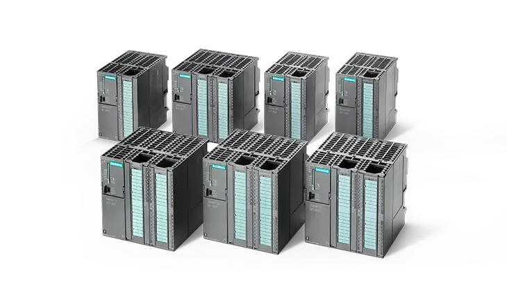 Siebeen Siemens Simatic S7-300 Baugruppen und Kompakt CPUs stehen in zwei Reihen nebeneinander