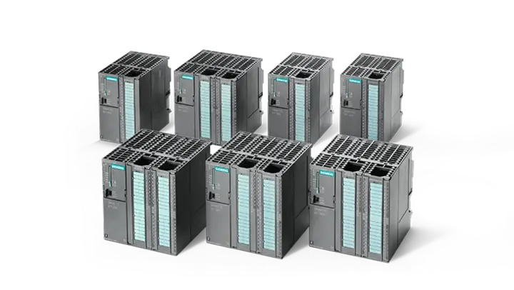 Siebeen Siemens Simatic S7-300 Baugruppen und Kompakt CPUs stehen in zwei Reihen nebeneinander