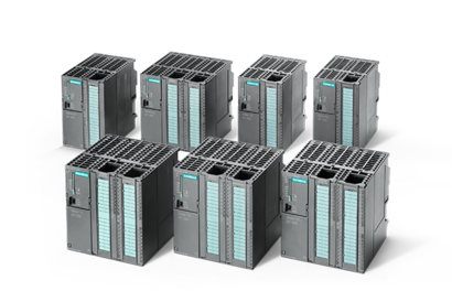 Siebeen Siemens Simatic S7-300 Baugruppen und Kompakt CPUs stehen in zwei Reihen nebeneinander