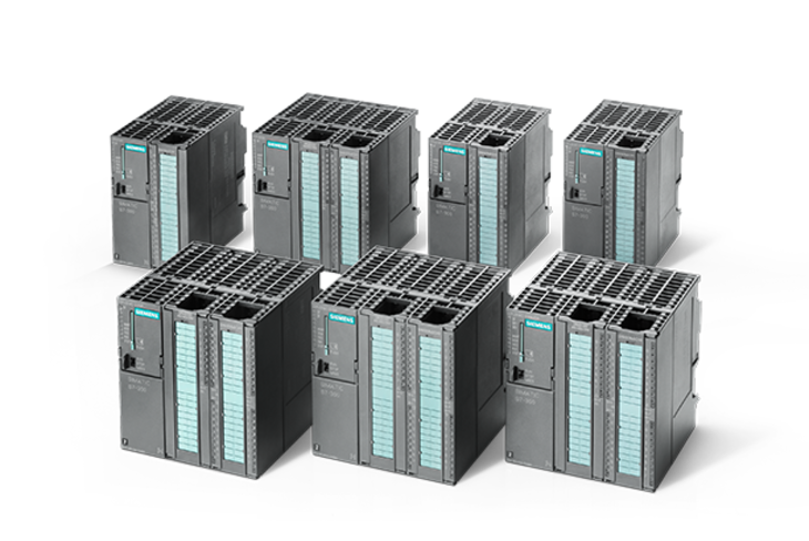 Siebeen Siemens Simatic S7-300 Baugruppen und Kompakt CPUs stehen in zwei Reihen nebeneinander