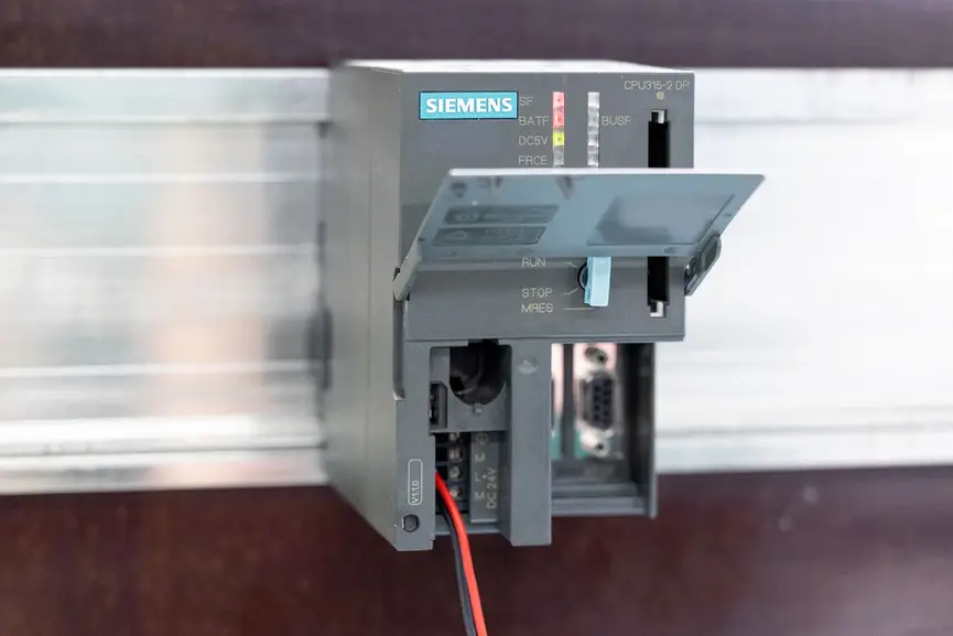 Schritt 3: Leerer Batterieschacht der Siemens SIMATIC S7-300 nach Entnahme der Pufferbatterie; rote LEDs „SF“ und „BATF“ zeigen Batteriewechsel an, grüne „DC5V“-LED signalisiert weiterhin aktive Stromversorgung.