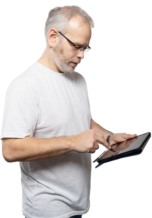 Eichler Mitarbeiter bedient Tablet im stehen