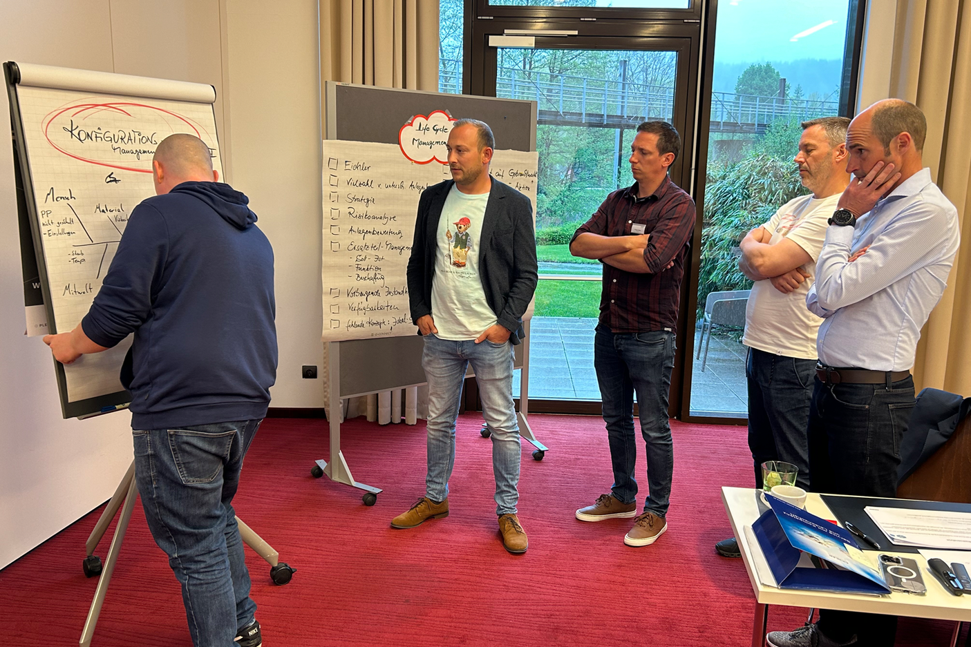 Teilnehmer diskutieren am Flipchart beim Eichler Seminar Life Cycle und Reparaturmanagement