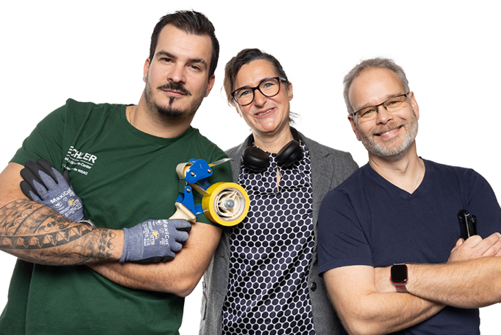 3 Eichler Mitarbeiter stehen nebeneinander, Schulter an Schulter