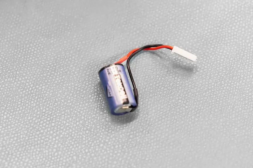 Batteriewechsel der Siemens SIMATIC S7-300 Pufferbatterie mit neuer 3-Volt-Lithiumbatterie bei eingeschalteter CPU und ESD-Schutzmaßnahmen.