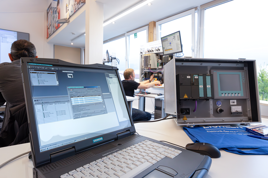Schulungsracks und Programmiergeräte im Seminarraum eines Simatic Tia Portal Seminars von Eichler