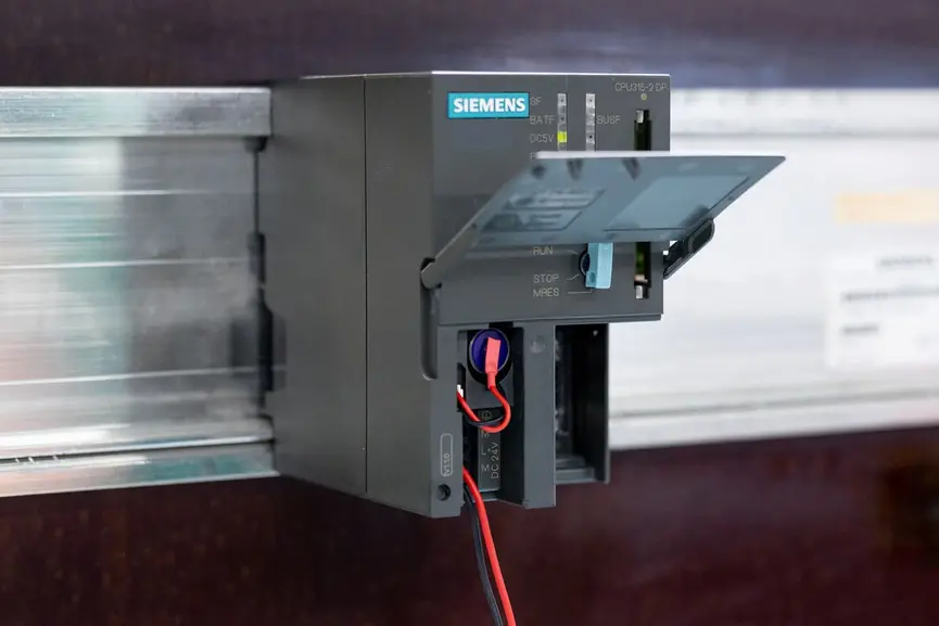 Schritt 2: Zugang zur Siemens SIMATIC S7-300 Pufferbatterie hinter der Frontklappe mit entfernbarer Abdeckung über dem Flash-Memory-Card-Steckplatz.