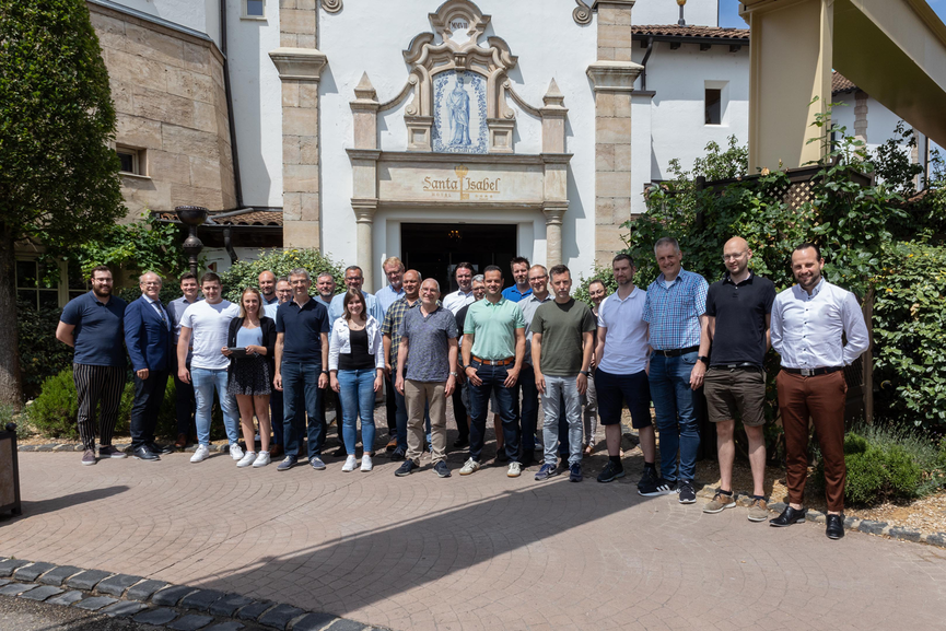 Gruppenbild der Teilnehmer am Eichler Seminar Life Cylce und Reparaturmanagement intensiv vor einem Hotel