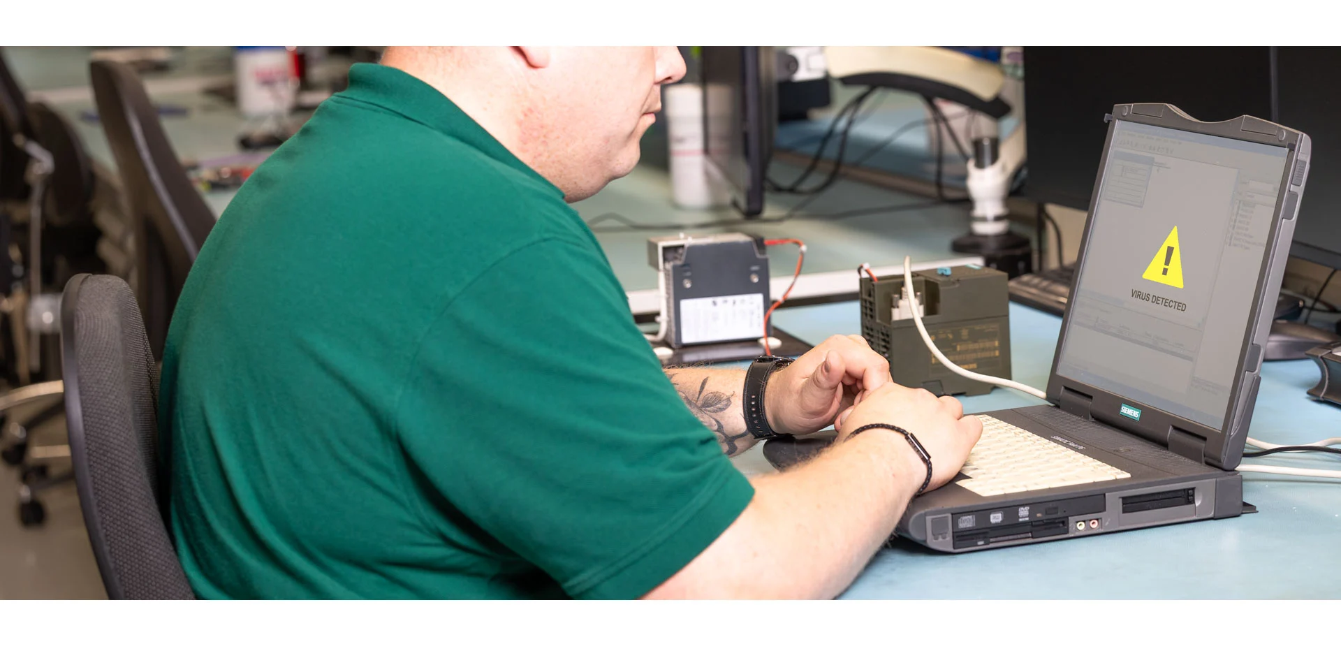 Eichler Techniker führt Backup an einem Siemens Simatic Programmiergerät M6 aus